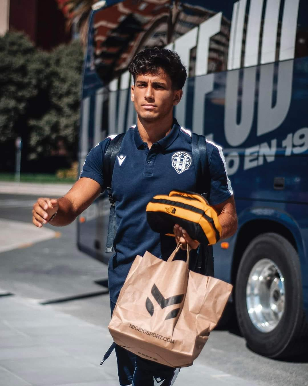 Futbolista profesional del Levante UD recibiendo su alimentación deportiva personalizada de Miobio